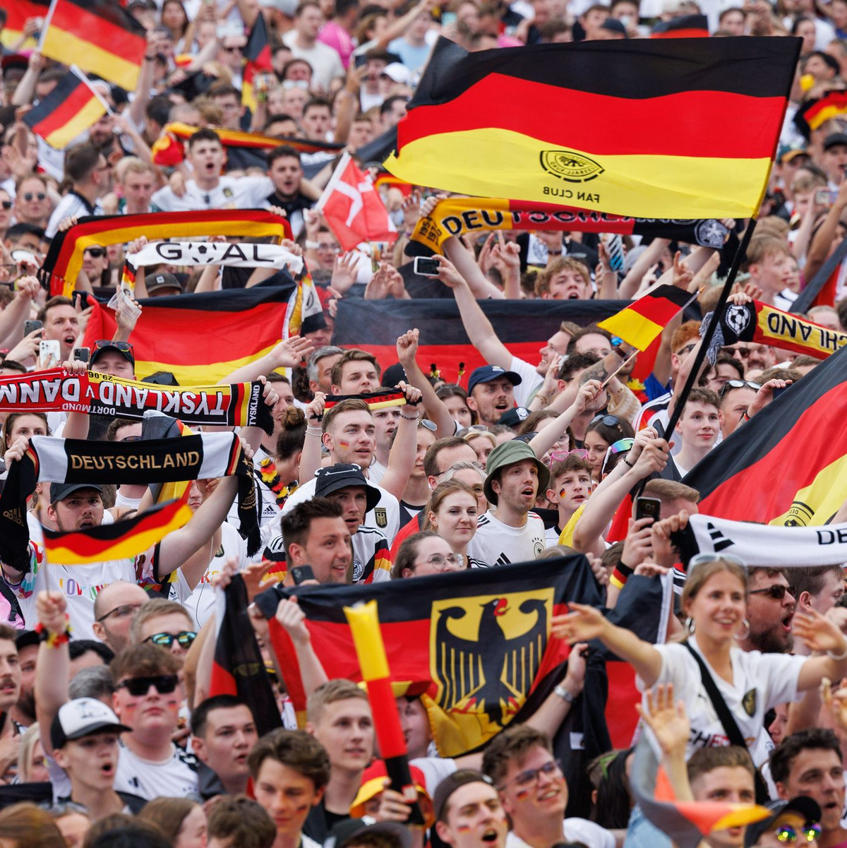 Bei der Heim-EM strömten Tausende in die Stadien und auf die Fanmeilen. - Foto: Friso Gentsch/dpa