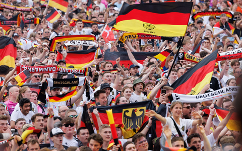 Bei der Heim-EM strömten Tausende in die Stadien und auf die Fanmeilen. - Foto: Friso Gentsch/dpa