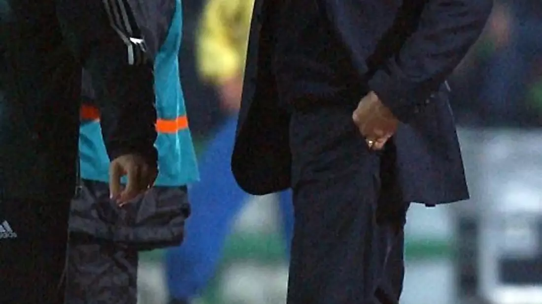 Teamchef Rudi Völler beim Spiel in Sarajevo, das 1:1 ausging. - Bild: Achim Scheidemann/dpa