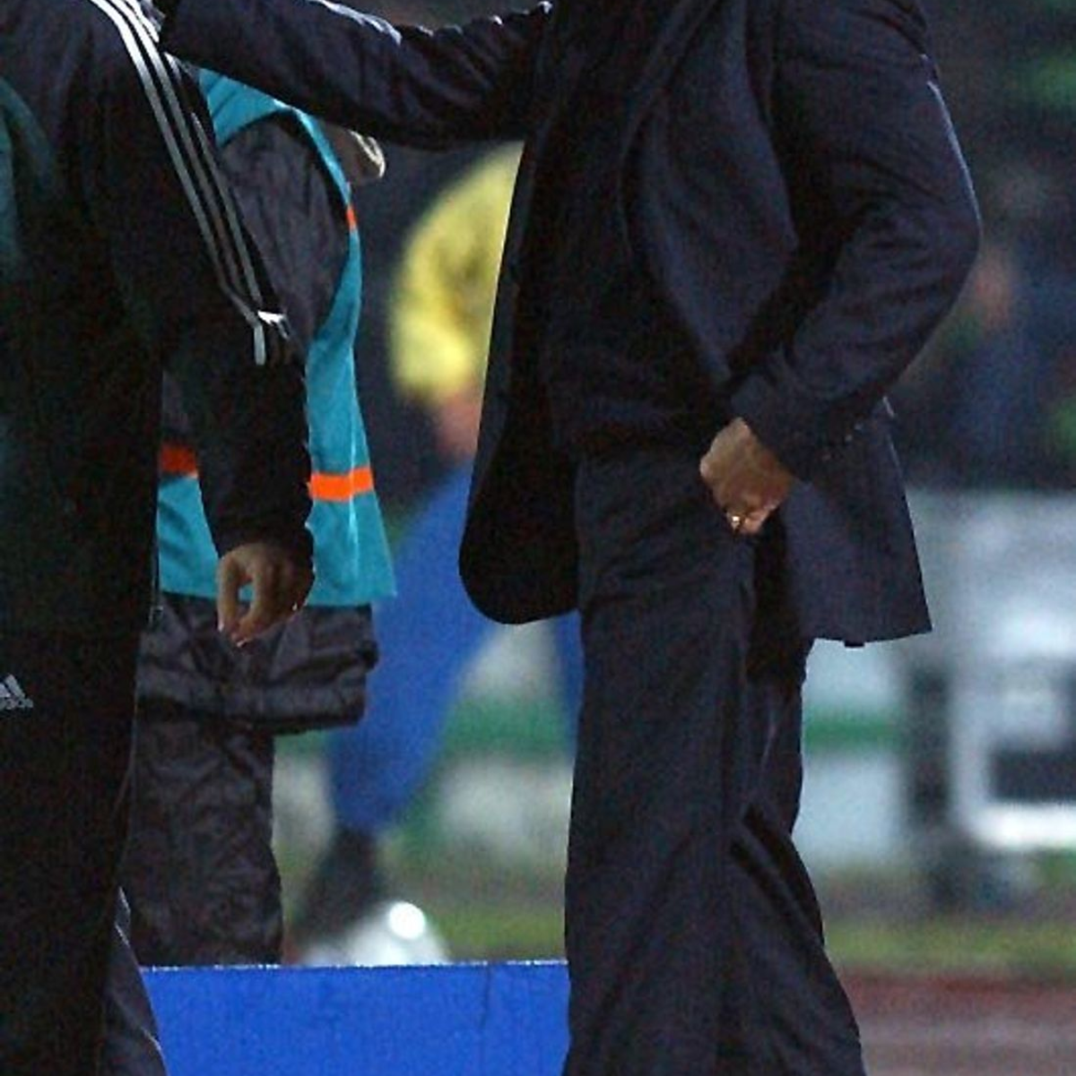 Teamchef Rudi Völler beim Spiel in Sarajevo, das 1:1 ausging. - Foto: Achim Scheidemann/dpa