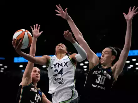 Objekt der Begierde: Der Meisterpokal der WNBA. - Foto: Pamela Smith/AP/dpa
