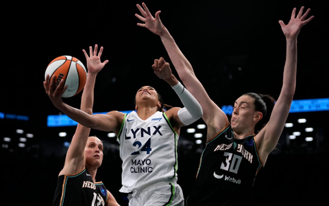 Objekt der Begierde: Der Meisterpokal der WNBA. - Foto: Pamela Smith/AP/dpa