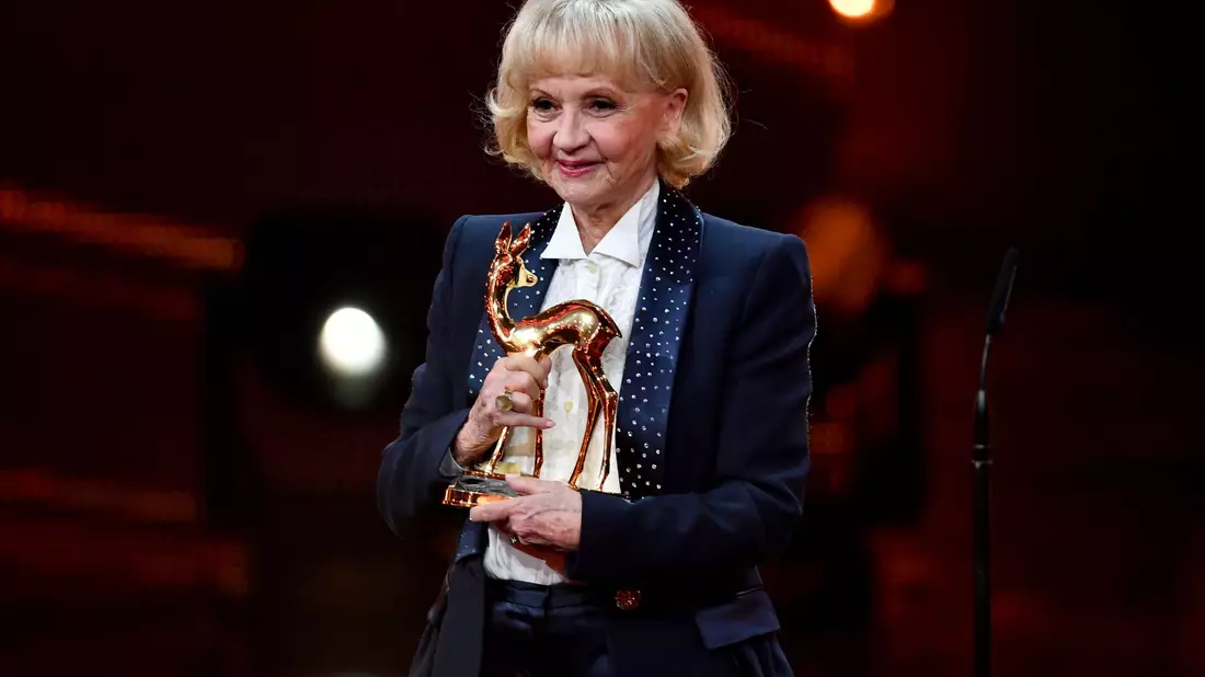 Liselotte erhielt zahlreiche Preise. «Das ist der Beweis, das ich noch da bin», meinte sie 2021 bei einer Verleihung in der Schweiz spitzbübisch (Archivbild) - Bild: Soeren Stache/dpa