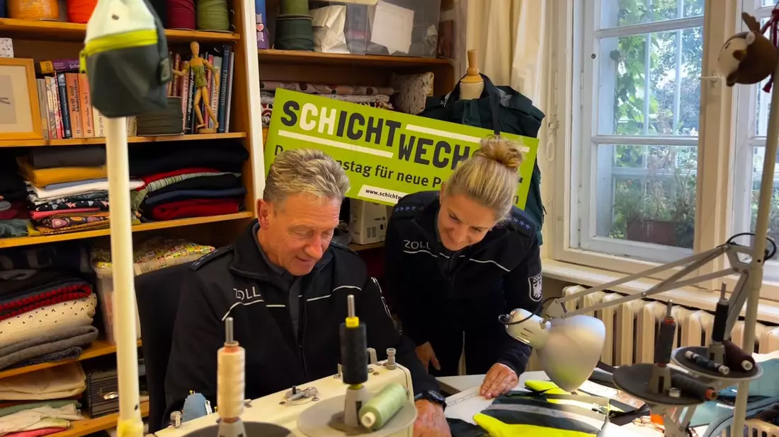 HZA-B: Aktionstag Schichtwechsel - bundesweite Beteiligung des Zolls / Menschen mit und ohne Behinderung tauschen ihren Arbeitsplatz - Bild: presseportal.de