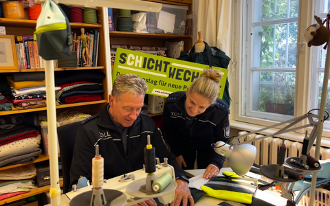 HZA-B: Aktionstag Schichtwechsel - bundesweite Beteiligung des Zolls / Menschen mit und ohne Behinderung tauschen ihren Arbeitsplatz - Foto: presseportal.de HZA-B: Aktionstag Schichtwechsel - bundesweite Beteiligung des Zolls / Menschen mit und ohne Behinderung tauschen ihren Arbeitsplatz - Foto: presseportal.de