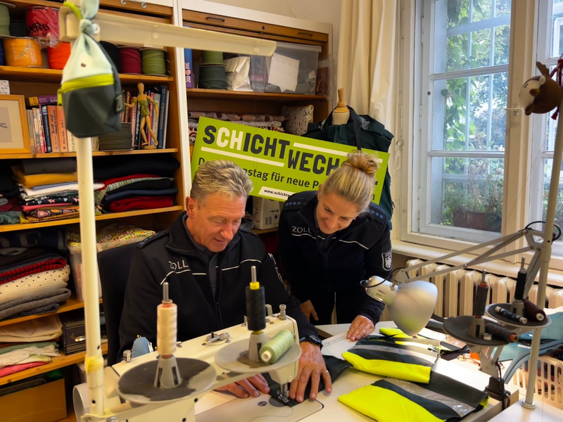 HZA-B: Aktionstag Schichtwechsel - bundesweite Beteiligung des Zolls / Menschen mit und ohne Behinderung tauschen ihren Arbeitsplatz - Foto: presseportal.de