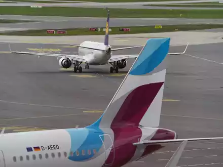 Am Airport Hamburg war es wegen eines Kerosin-Lieferengpasses zu Verspätungen und Flugausfällen gekommen. (Archivbild) - Foto: Marcus Brandt/dpa