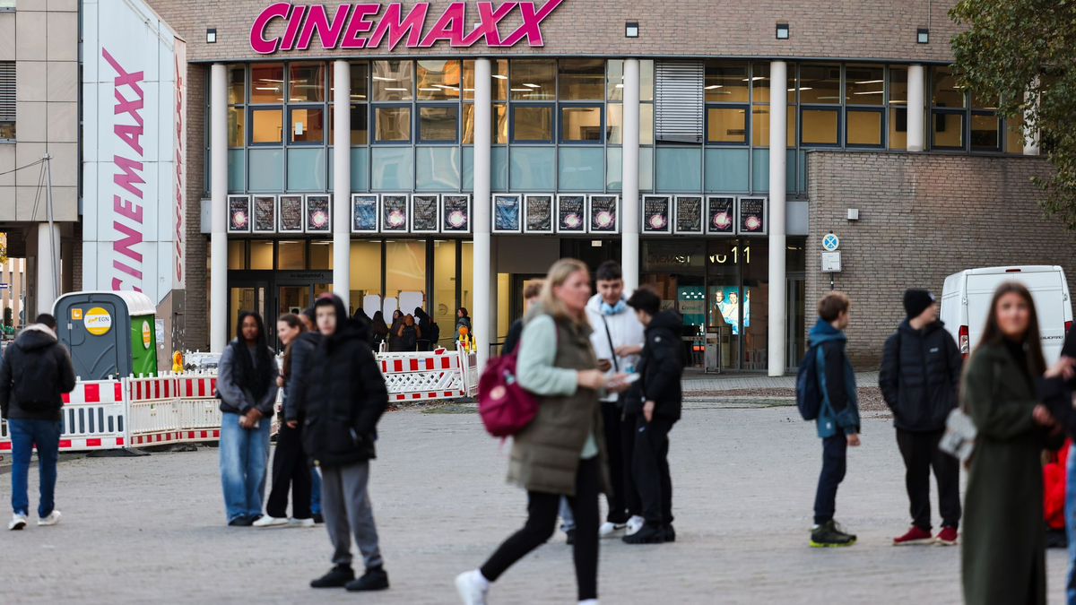 In dem Kinofoyer des Cinemaxx Krefeld soll am Donnerstagabend ein 38-Jähriger eine brennbare Flüssigkeit verschüttet haben. Die Polizei schoss ihn nieder.  - Foto: Christoph Reichwein/dpa