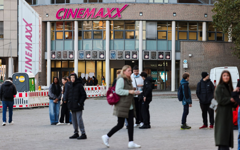 In dem Kinofoyer des Cinemaxx Krefeld soll am Donnerstagabend ein 38-Jähriger eine brennbare Flüssigkeit verschüttet haben. Die Polizei schoss ihn nieder.  - Bild: Christoph Reichwein/dpa