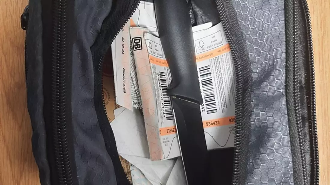 BPOLD FRA: Bundespolizisten kontrollieren Mann am Fernbahnhof: Küchenmesser mit 12 Zentimeter langer Klinge zugriffsbereit in der Bauchtasche - Bild: presseportal.de