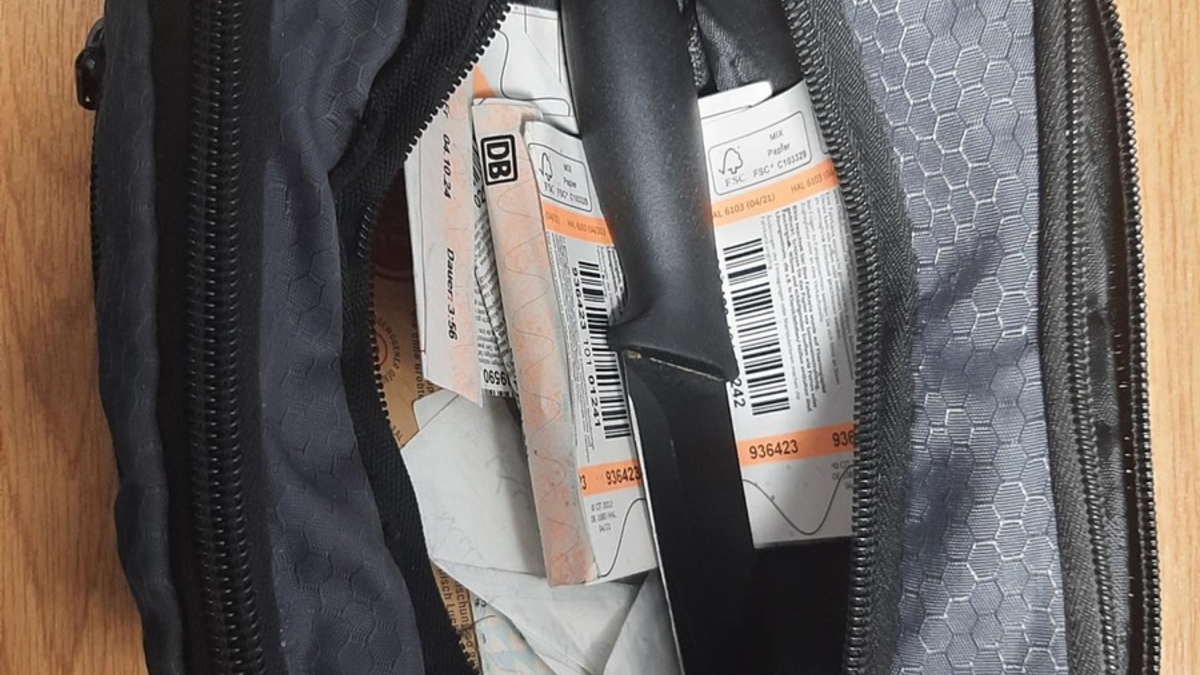 BPOLD FRA: Bundespolizisten kontrollieren Mann am Fernbahnhof: Küchenmesser mit 12 Zentimeter langer Klinge zugriffsbereit in der Bauchtasche - Foto: presseportal.de