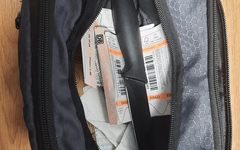 BPOLD FRA: Bundespolizisten kontrollieren Mann am Fernbahnhof: Küchenmesser mit 12 Zentimeter langer Klinge zugriffsbereit in der Bauchtasche - Foto: presseportal.de