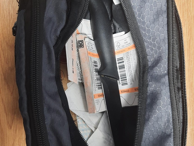 BPOLD FRA: Bundespolizisten kontrollieren Mann am Fernbahnhof: Küchenmesser mit 12 Zentimeter langer Klinge zugriffsbereit in der Bauchtasche - Foto: presseportal.de