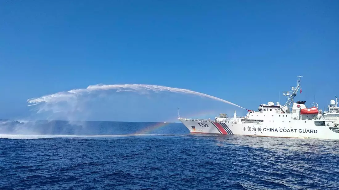 China setzt im Südchinesischen Meer immer wieder Wasserwerfer gegen philippinische Schiffe ein. (Archivbild) - Bild: Uncredited/PHILIPPINE COAST GUARD/AP/dpa