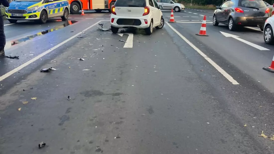 FW Bergheim: Zwei Verletzte nach Verkehrsunfall in Bergheim Besatzung eines Krankenwagens als Ersthelfer vor Ort - Landstraße teilweise gesperrt - Bild: presseportal.de