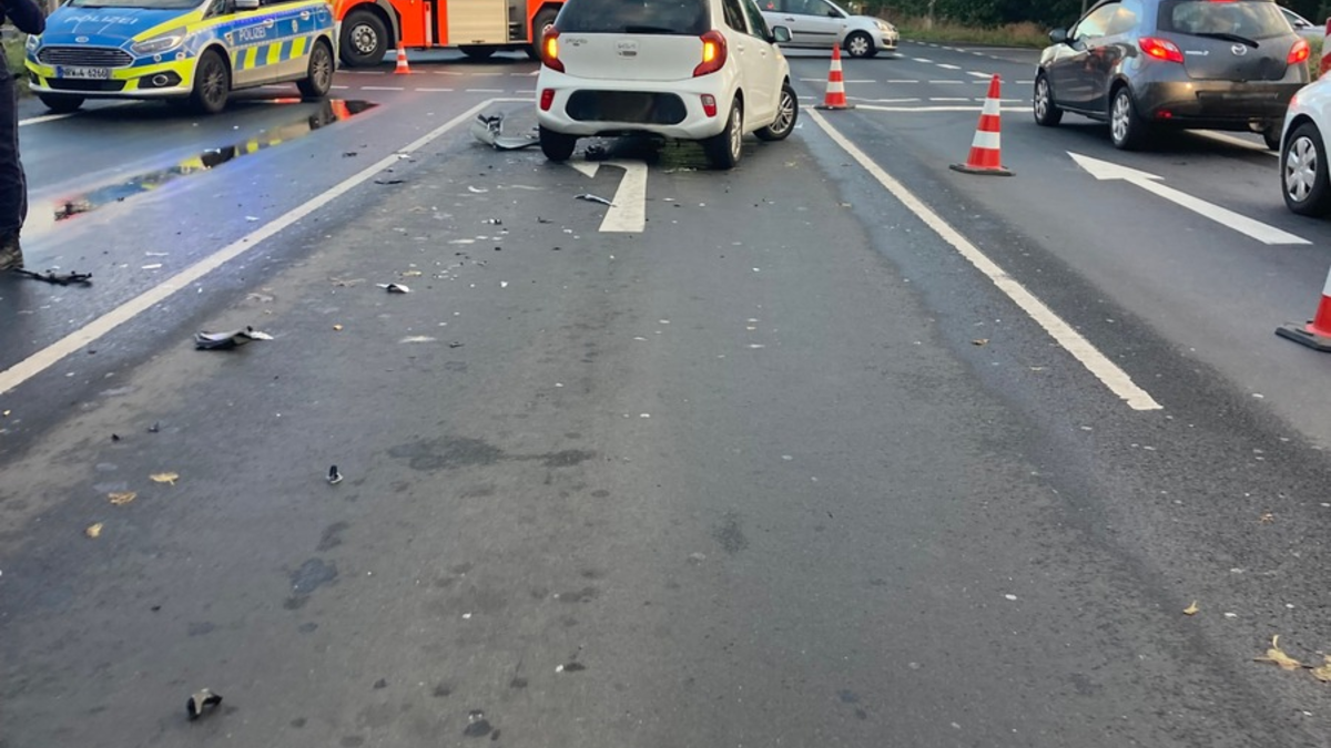 FW Bergheim: Zwei Verletzte nach Verkehrsunfall in Bergheim Besatzung eines Krankenwagens als Ersthelfer vor Ort - Landstraße teilweise gesperrt - Foto: presseportal.de