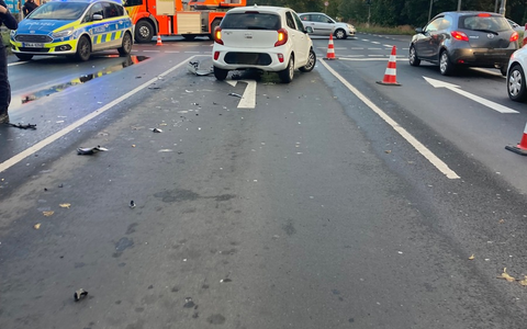 FW Bergheim: Zwei Verletzte nach Verkehrsunfall in Bergheim Besatzung eines Krankenwagens als Ersthelfer vor Ort - Landstraße teilweise gesperrt - Foto: presseportal.de