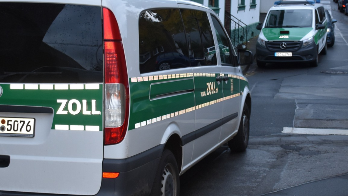 HZA-KR: Gemeinsame Pressemitteilung der Staatsanwaltschaft Mönchengladbach und des Hauptzollamtes Krefeld / Durchsuchung in Arbeiterunterkunft deckt Beschäftigte mit falscher Identität auf - Foto: presseportal.de