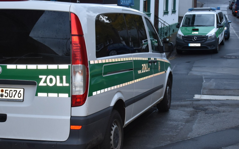 HZA-KR: Gemeinsame Pressemitteilung der Staatsanwaltschaft Mönchengladbach und des Hauptzollamtes Krefeld / Durchsuchung in Arbeiterunterkunft deckt Beschäftigte mit falscher Identität auf - Foto: presseportal.de