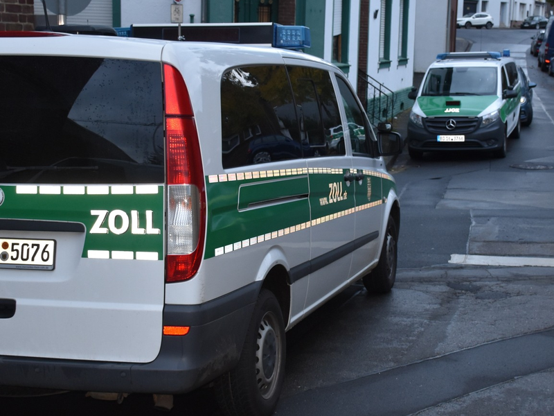 HZA-KR: Gemeinsame Pressemitteilung der Staatsanwaltschaft Mönchengladbach und des Hauptzollamtes Krefeld / Durchsuchung in Arbeiterunterkunft deckt Beschäftigte mit falscher Identität auf - Foto: presseportal.de