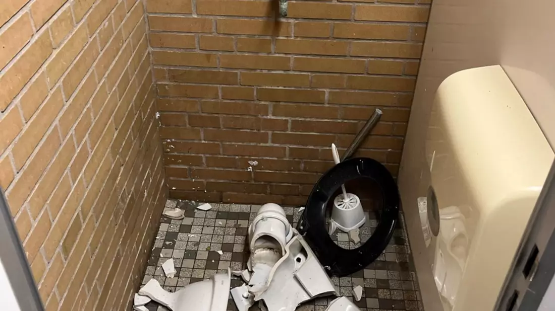 POL-COE: Nottuln, Burgstraße/ Schultoilette zerstört - Bild: presseportal.de