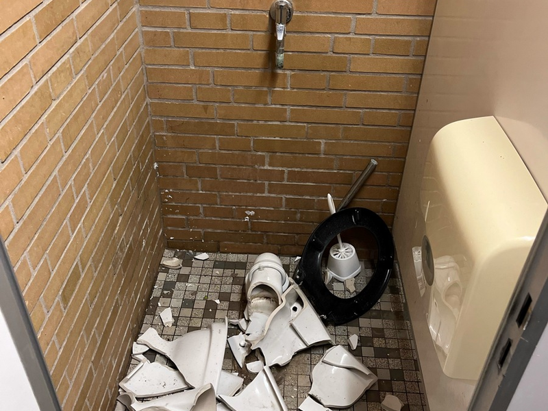 POL-COE: Nottuln, Burgstraße/ Schultoilette zerstört - Foto: presseportal.de