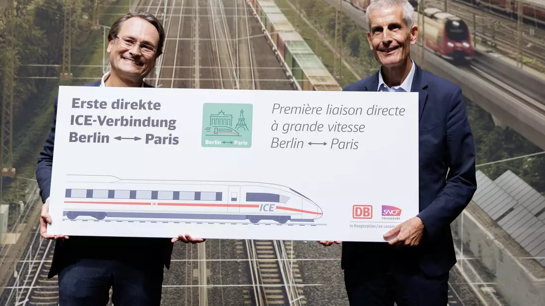 Von Berlin aus geht es über Frankfurt, Karlsruhe und Straßburg nach Paris - Michael Peterson (l) von der Deutschen Bahn und Alain Krakovitch von der französischen SNCF präsentierten die Strecke Ende September. (Archivbild) - Bild: Carsten Koall/dpa