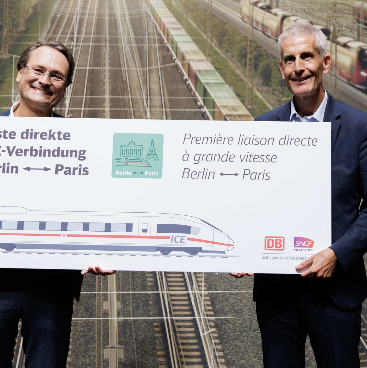 Von Berlin aus geht es über Frankfurt, Karlsruhe und Straßburg nach Paris - Michael Peterson (l) von der Deutschen Bahn und Alain Krakovitch von der französischen SNCF präsentierten die Strecke Ende September. (Archivbild) - Foto: Carsten Koall/dpa