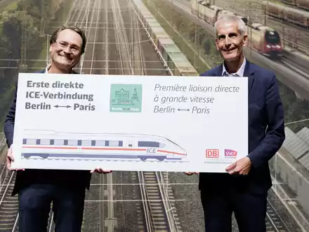 Mit großem Tamtam hat Bahn-Fernverkehrsvorstand Michael Peterson (l) mit seinem französischen Kollegen die neue Verbindung zwischen Berlin und Paris vorgestellt. (Archivbild) - Foto: Carsten Koall/dpa