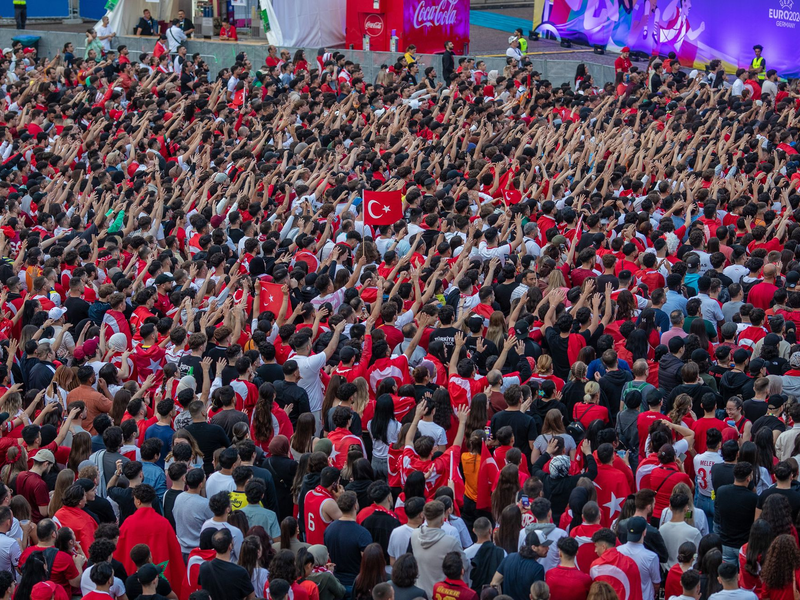 Gegen einen Mann ist Anklage wegen versuchten Mordes erhoben worden, weil er Menschen mit türkischen Fan-Utensilien mit einem Messer verletzt haben soll. (Archivfoto)  - Foto: Christoph Schmidt/dpa