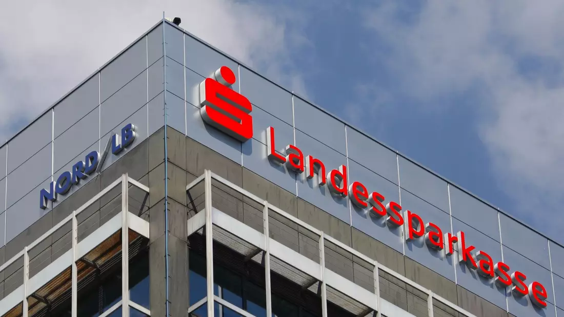 Die Gewerkschaft Verdi und die Arbeitgeber haben sich auf einen neuen Tarifabschluss für die Beschäftigten öffentlicher Banken in Deutschland geeinigt.  - Bild: Peter Steffen/dpa
