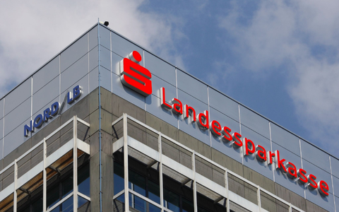 Die Gewerkschaft Verdi und die Arbeitgeber haben sich auf einen neuen Tarifabschluss für die Beschäftigten öffentlicher Banken in Deutschland geeinigt.  - Foto: Peter Steffen/dpa