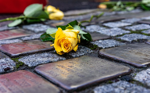 Nach dem Diebstahl aller zehn Stolpersteine in der Stadt Zeitz sind bereits Tausende Euro Spenden geflossen. (Archivbild) - Foto: Sascha Lotz/dpa