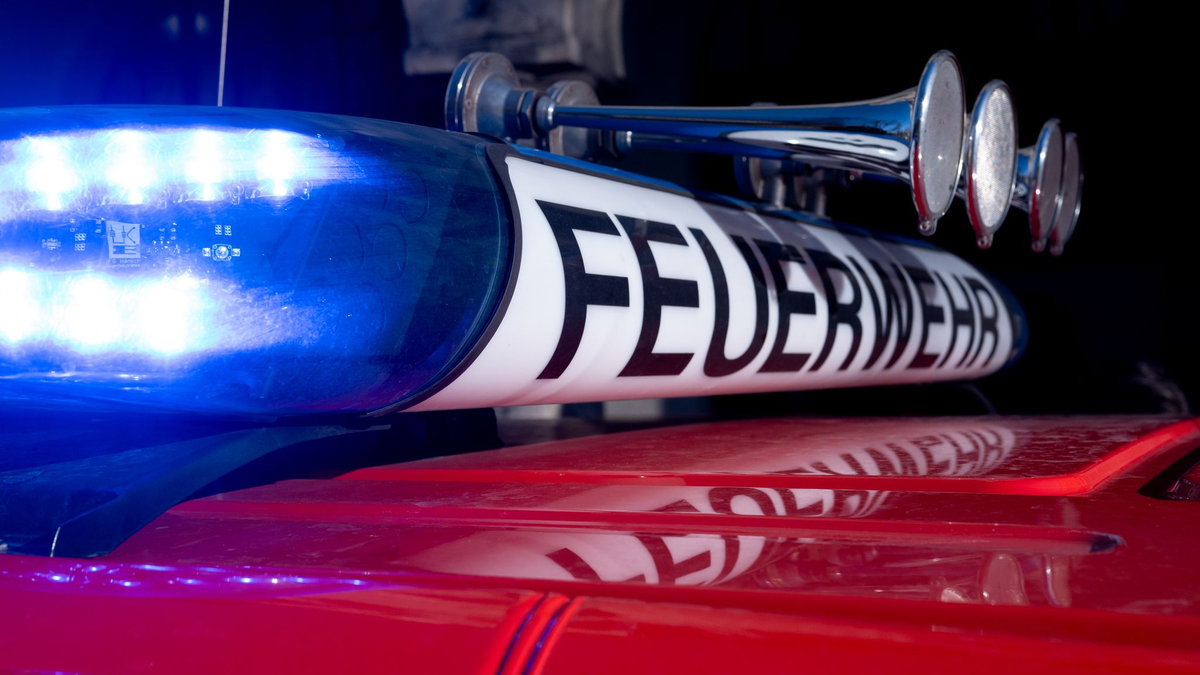 Sieben Besatzungsmitglieder mussten von einem brennenden Öltanker gerettet werden. (Symbolbild) - Foto: Niklas Treppner/dpa