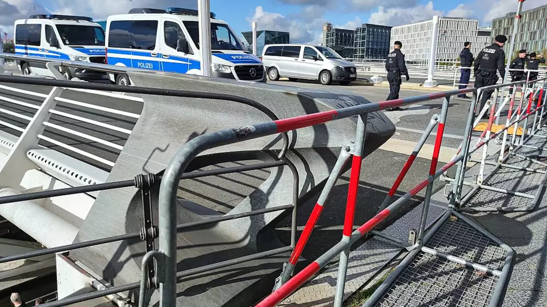 Absperrung der Polizei vor Selenskyj-Besuch am 11.10.2024 - Bild: über dts Nachrichtenagentur