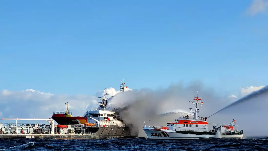 Brandbekämpfung bei Küstentanker auf der Ostsee - Bild: -/Die Seenotretter - DGzRS/dpa