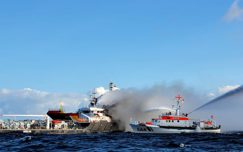 Brandbekämpfung bei Küstentanker auf der Ostsee - Foto: -/Die Seenotretter - DGzRS/dpa