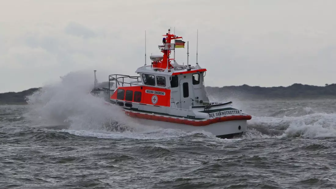 Seenotrettungsboot im Einsatz. - Bild: Sven Claussen/DGzRS/dpa