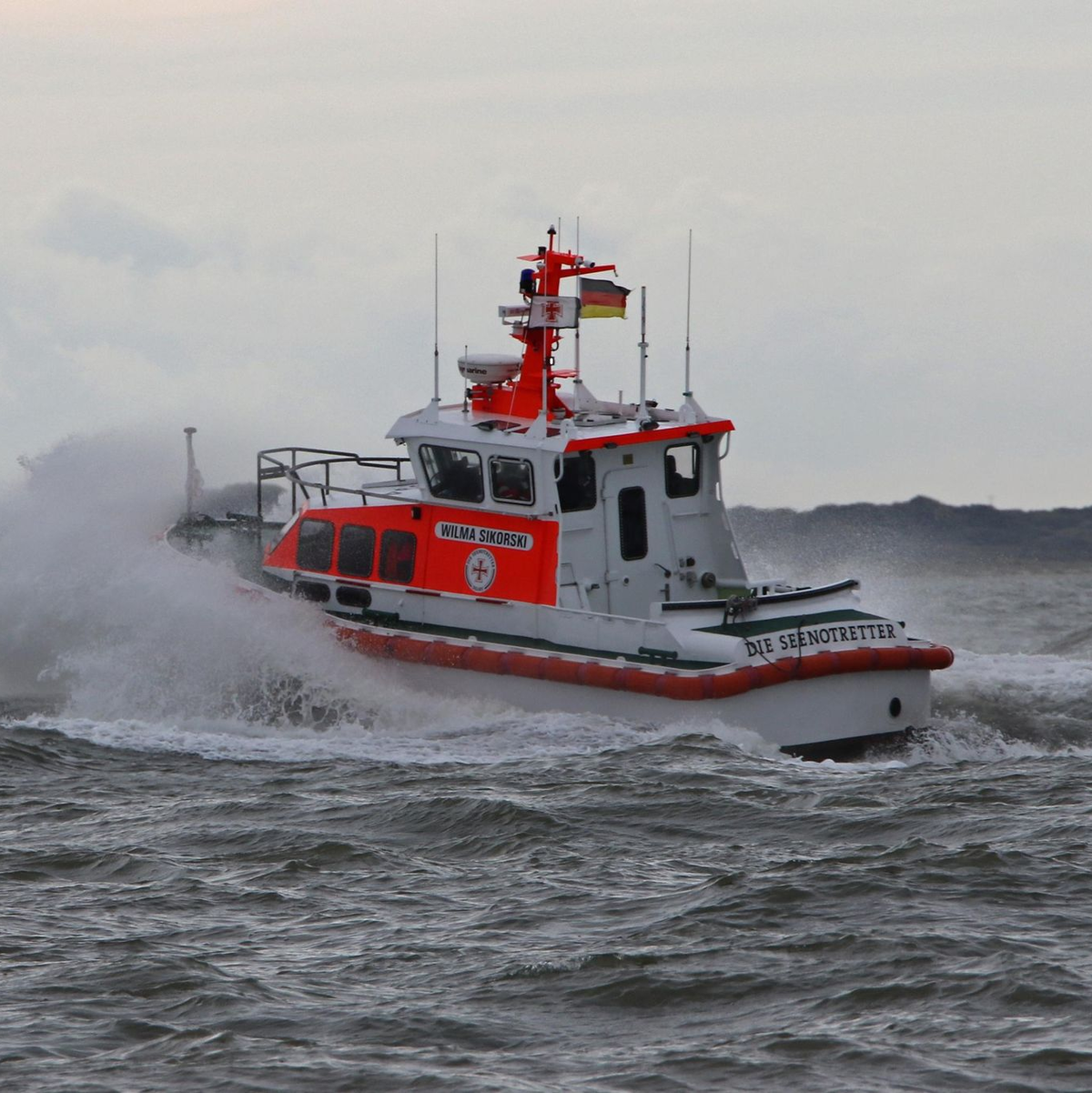 Seenotrettungsboot im Einsatz. - Foto: Sven Claussen/DGzRS/dpa