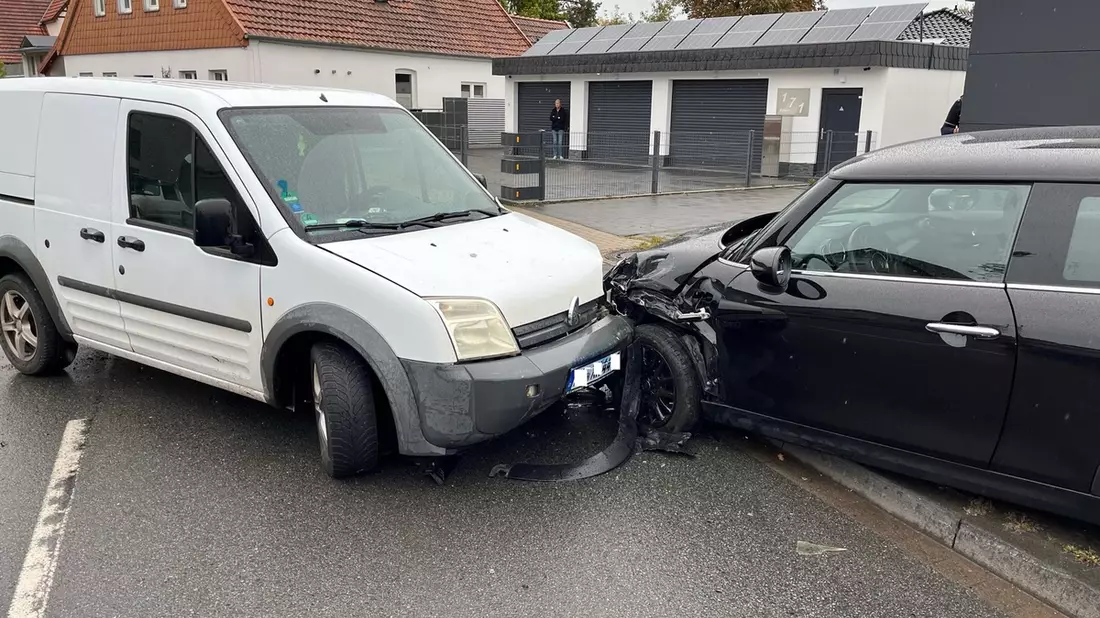 POL-HF: Verkehrsunfall mit Personenschaden - Transit fährt in Gegenverkehr - Bild: presseportal.de
