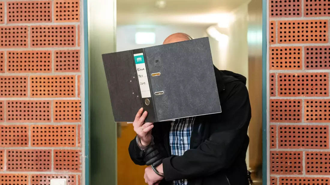 Im Prozess um einen Mord ohne Leiche hat der Angeklagte keine Angaben gemacht. (Foto-aktuell)  - Bild: Silas Stein/dpa