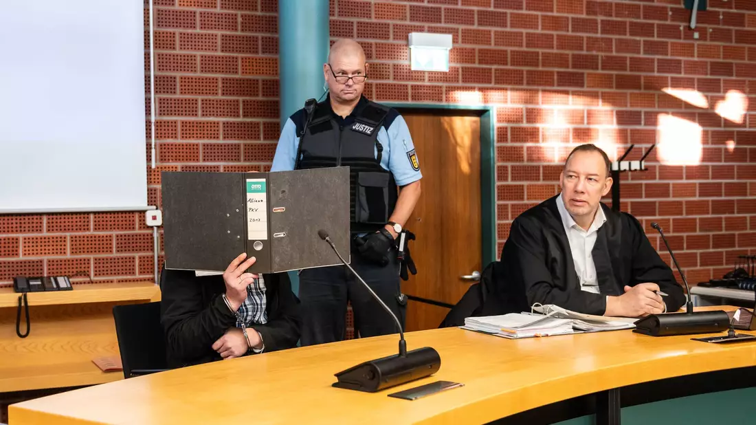 Im Prozess um einen Mord ohne Leiche schweigt der Angeklagte - Bild: Silas Stein/dpa