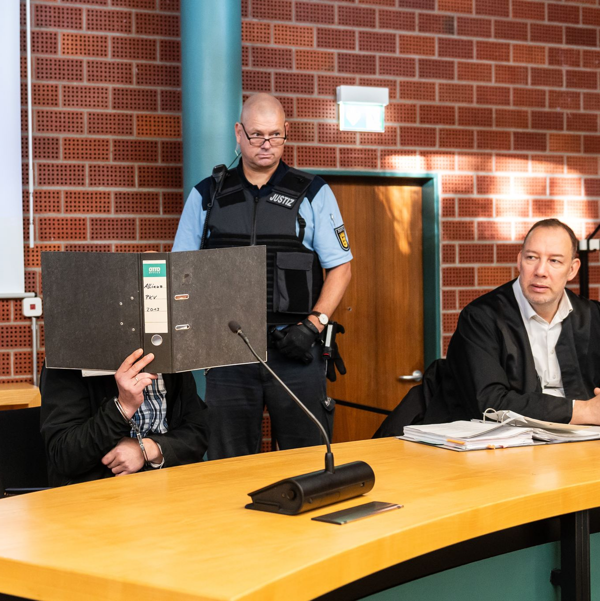 Im Prozess um einen Mord ohne Leiche schweigt der Angeklagte - Foto: Silas Stein/dpa