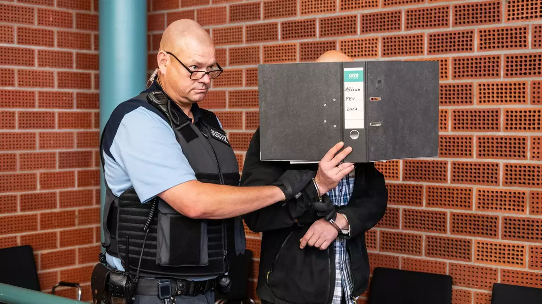 Im Prozess um einen Mord ohne Leiche hat der Angeklagte keine Angaben gemacht. (Foto-aktuell) - Bild: Silas Stein/dpa