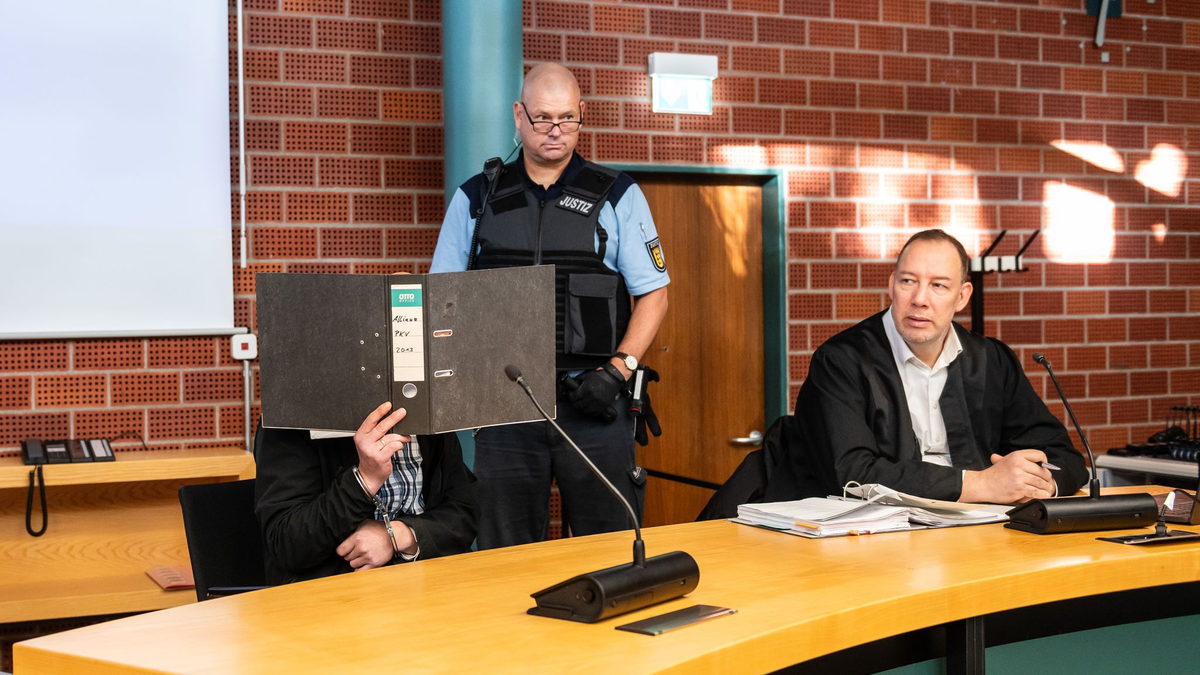 Der Angeklagte schweigt zum Auftakt des Mord-Prozesses. - Foto: Silas Stein/dpa