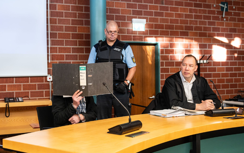 Der Angeklagte schweigt zum Auftakt des Mord-Prozesses. - Foto: Silas Stein/dpa