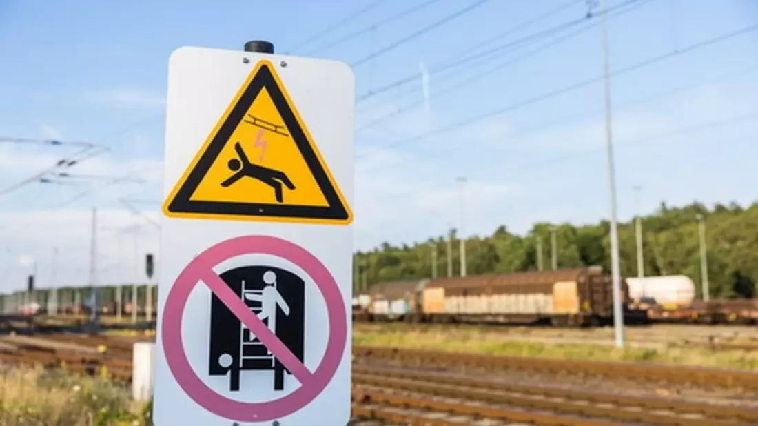 BPOL NRW: Warnung der Bundespolizei zum Ferienbeginn - Auf Bahngleisen und Bahnwaggons droht Lebensgefahr - Bild: presseportal.de