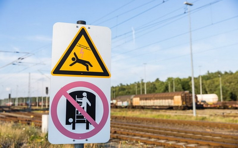 BPOL NRW: Warnung der Bundespolizei zum Ferienbeginn - Auf Bahngleisen und Bahnwaggons droht Lebensgefahr - Foto: presseportal.de