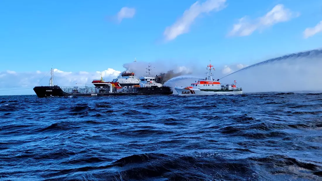 Kampf gegen die Flammen: Seenotretter gehen gegen den Brand auf dem Küstentankschiff «Annika» vor. - Bild: -/Die Seenotretter - DGzRS/dpa