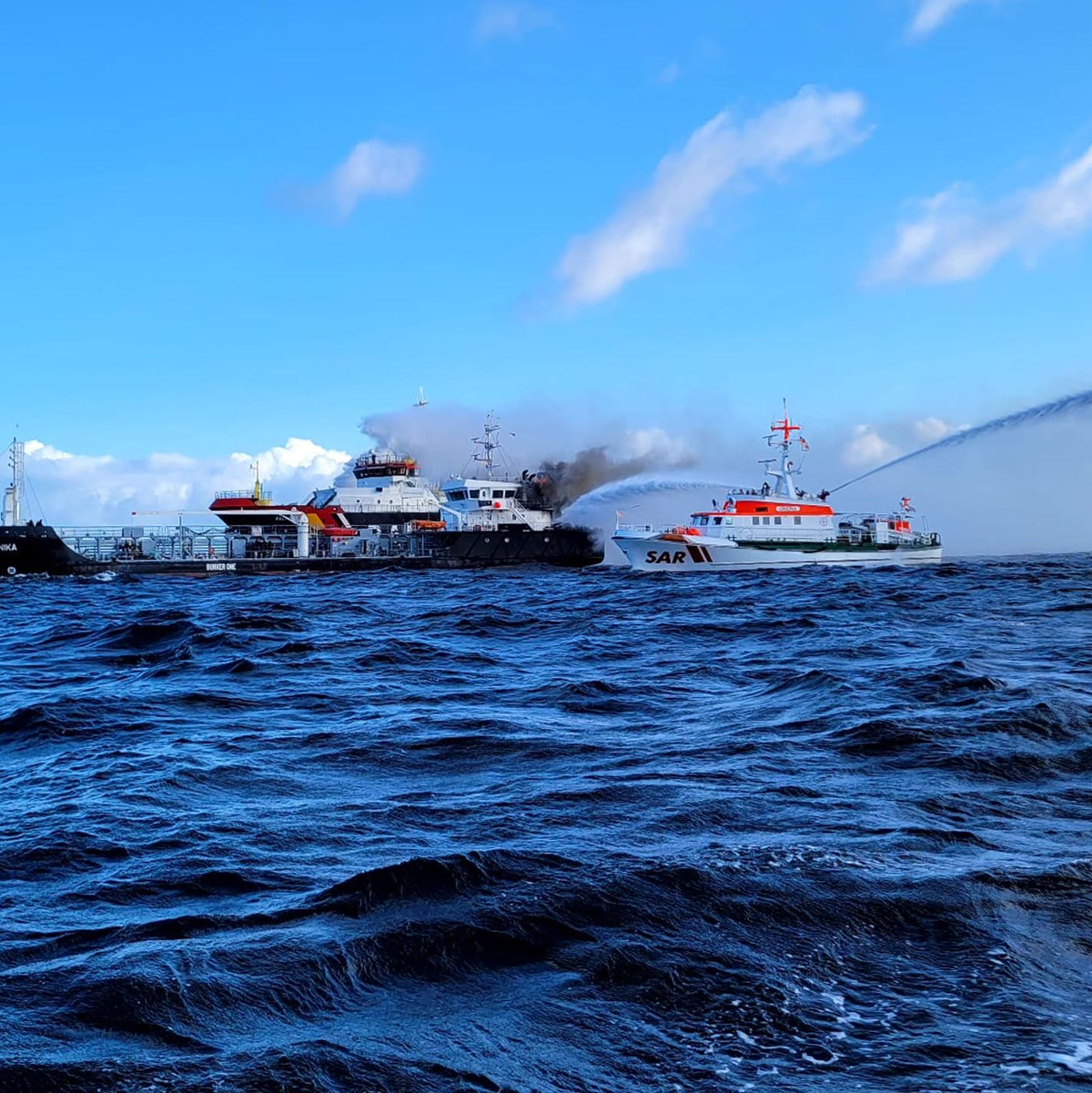 Kampf gegen die Flammen: Seenotretter gehen gegen den Brand auf dem Küstentankschiff «Annika» vor. - Foto: -/Die Seenotretter - DGzRS/dpa